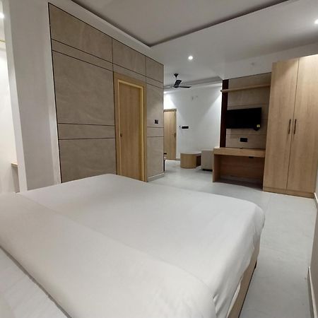 Hotel Global Inn -1 Km From Railway Station - Lift Food And Free Parking 勒克瑙 外观 照片