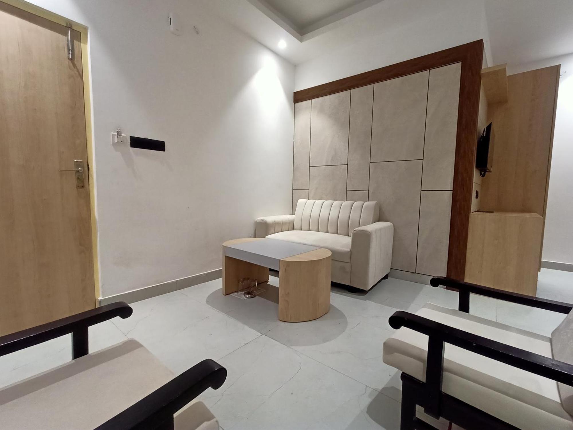 Hotel Global Inn -1 Km From Railway Station - Lift Food And Free Parking 勒克瑙 外观 照片