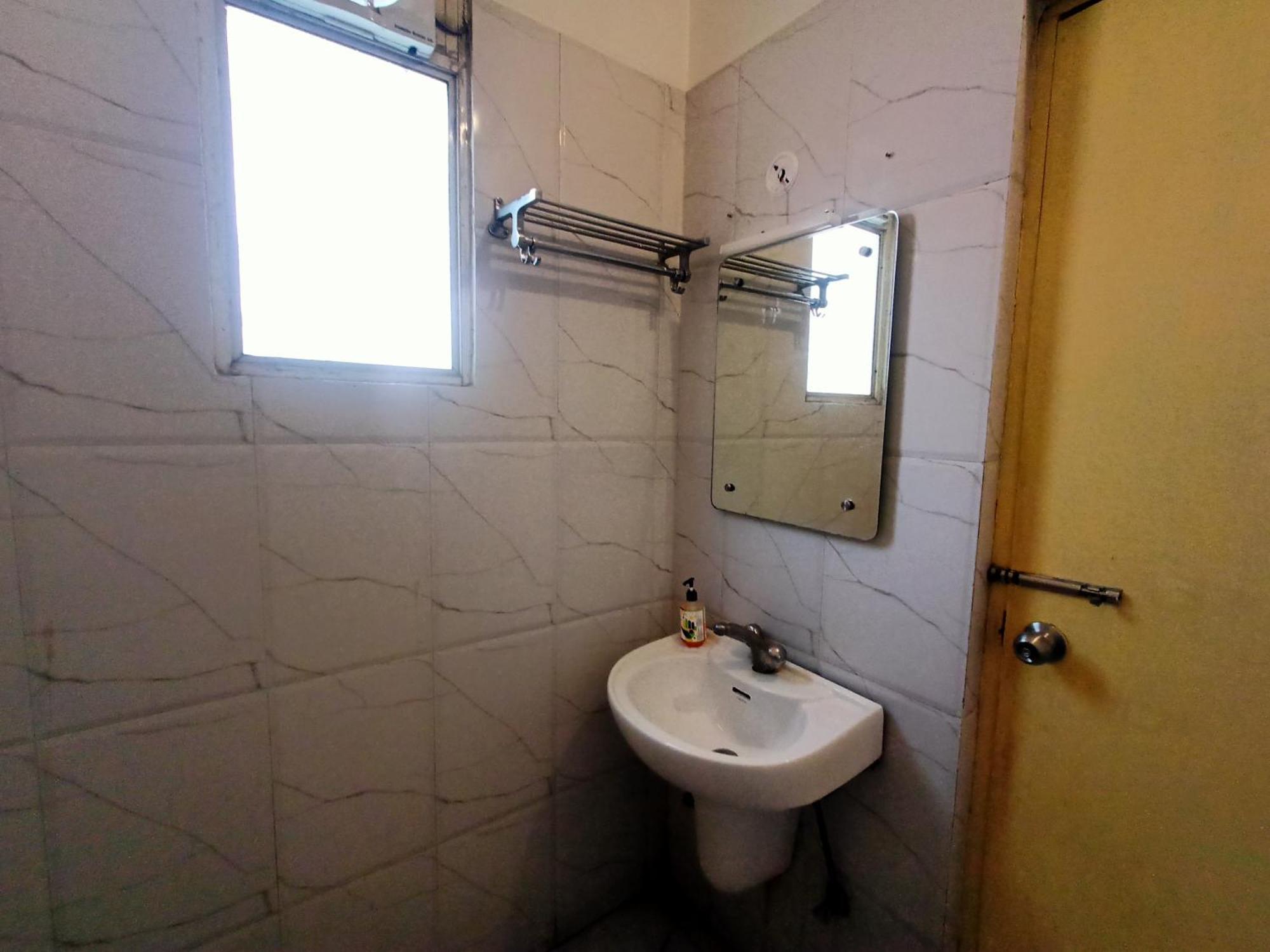 Hotel Global Inn -1 Km From Railway Station - Lift Food And Free Parking 勒克瑙 外观 照片