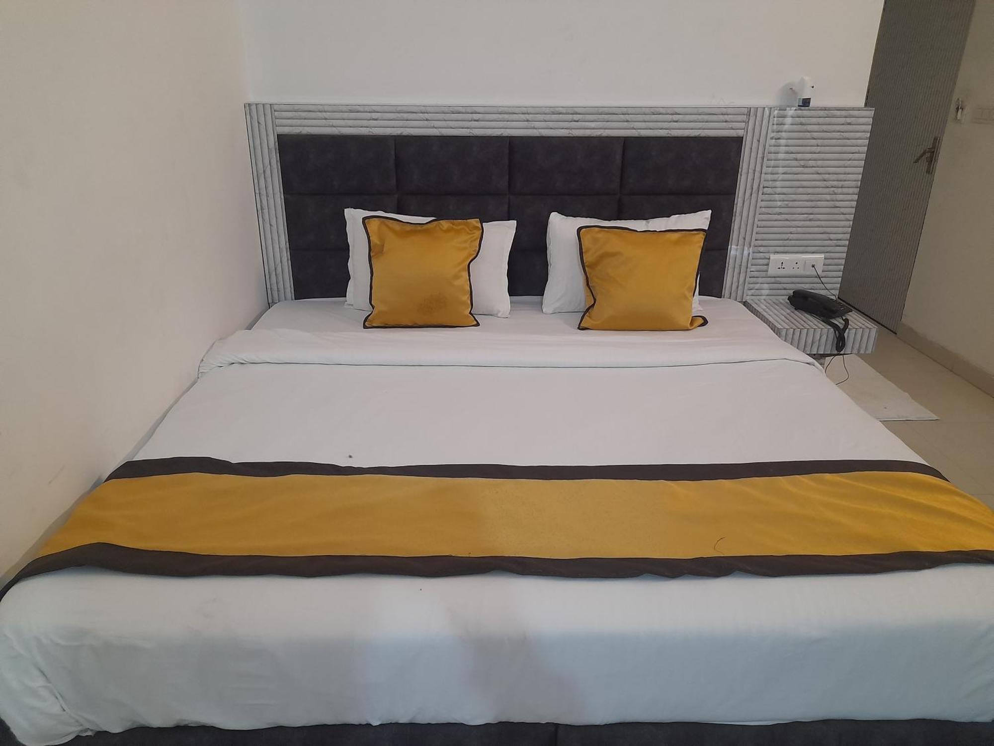 Hotel Global Inn -1 Km From Railway Station - Lift Food And Free Parking 勒克瑙 外观 照片