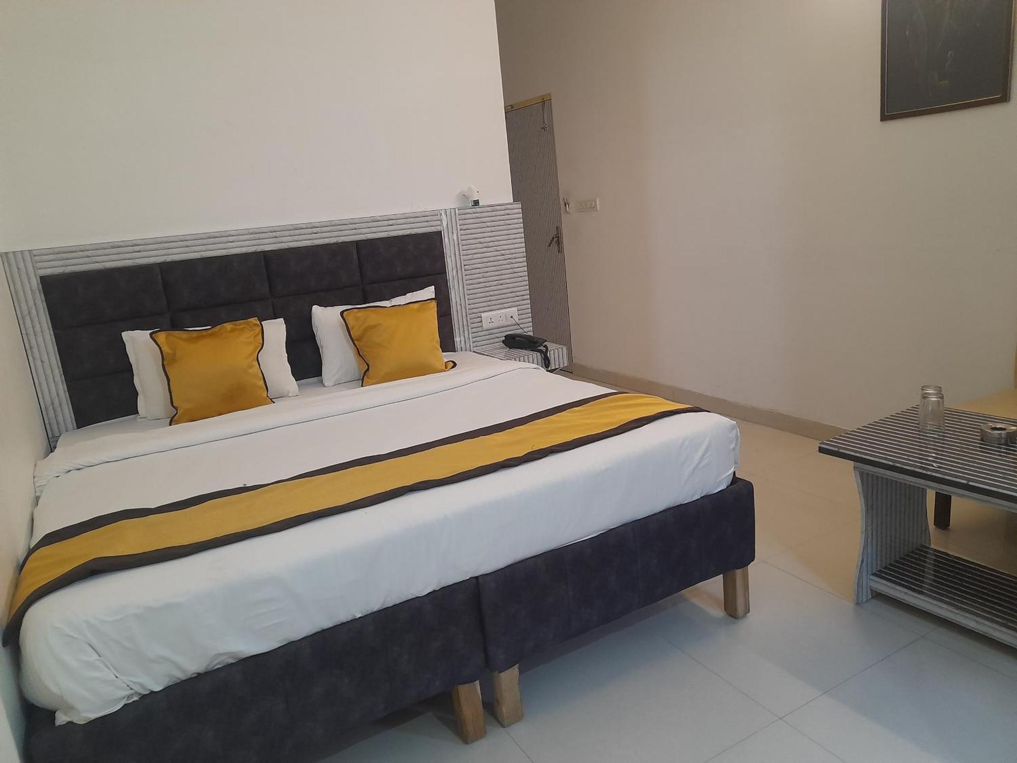 Hotel Global Inn -1 Km From Railway Station - Lift Food And Free Parking 勒克瑙 外观 照片