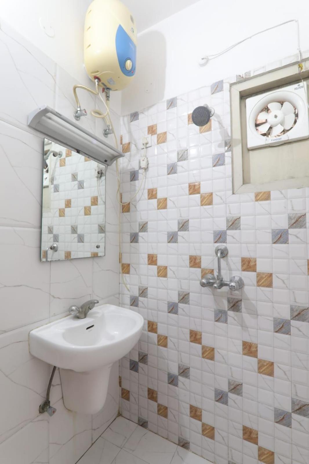 Hotel Global Inn -1 Km From Railway Station - Lift Food And Free Parking 勒克瑙 外观 照片