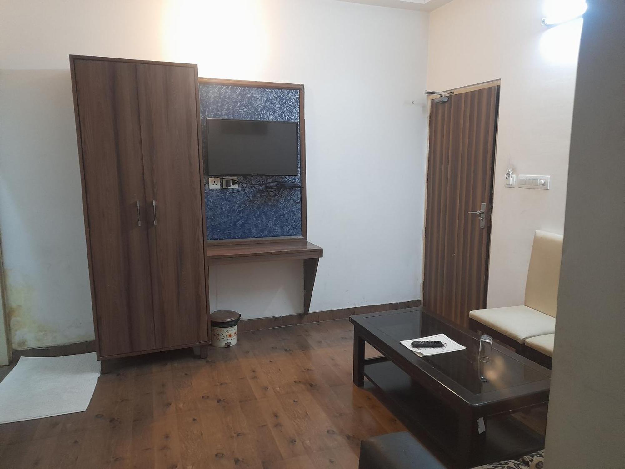 Hotel Global Inn -1 Km From Railway Station - Lift Food And Free Parking 勒克瑙 外观 照片