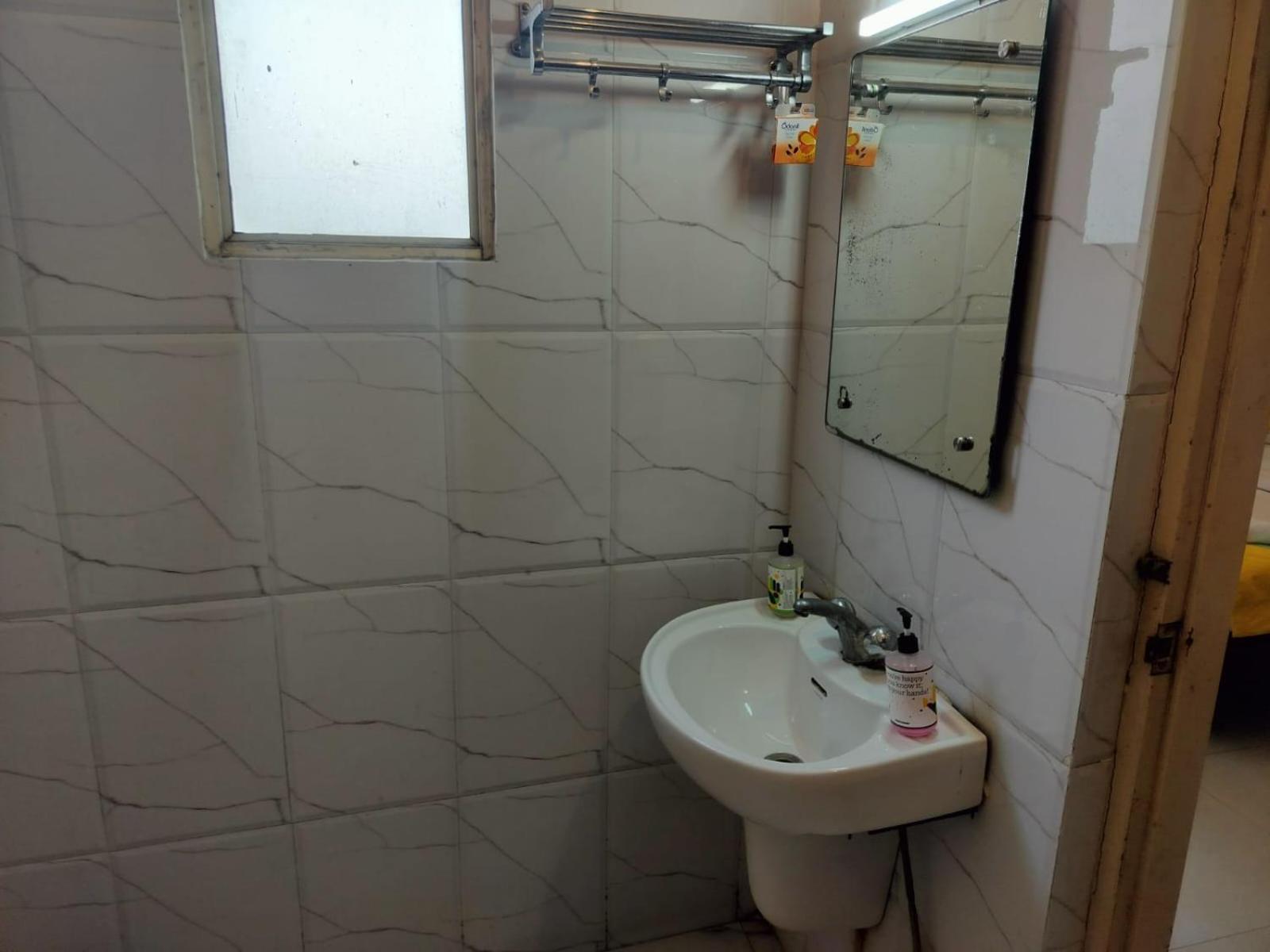 Hotel Global Inn -1 Km From Railway Station - Lift Food And Free Parking 勒克瑙 客房 照片