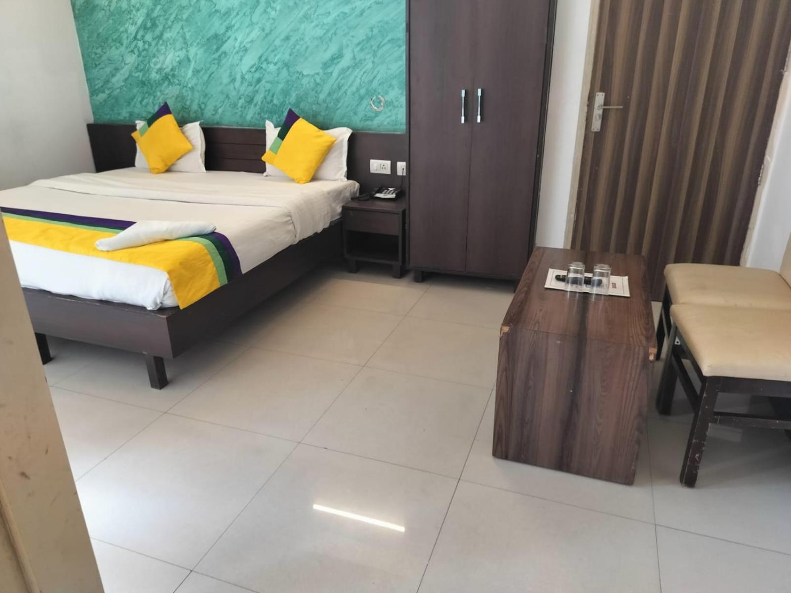 Hotel Global Inn -1 Km From Railway Station - Lift Food And Free Parking 勒克瑙 客房 照片
