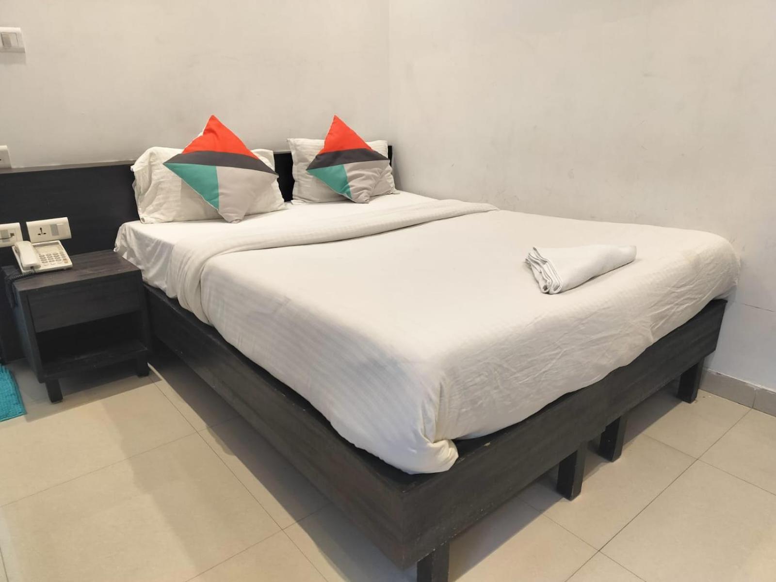 Hotel Global Inn -1 Km From Railway Station - Lift Food And Free Parking 勒克瑙 客房 照片