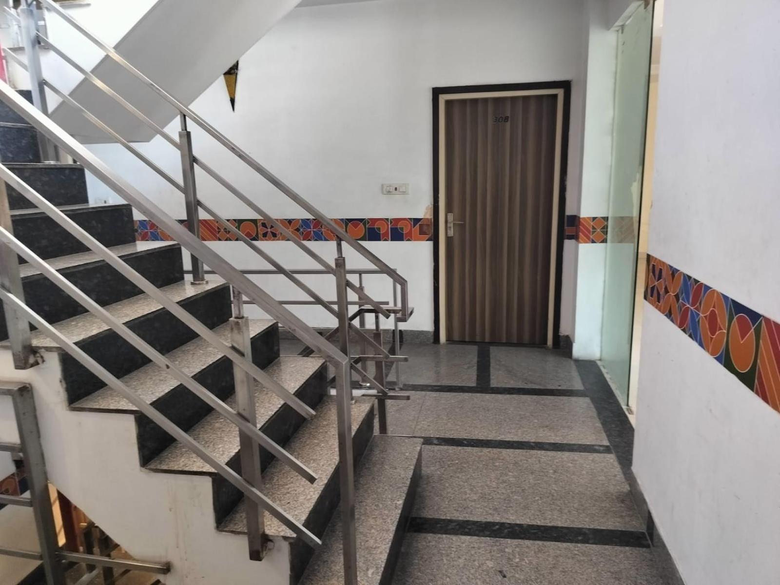 Hotel Global Inn -1 Km From Railway Station - Lift Food And Free Parking 勒克瑙 外观 照片